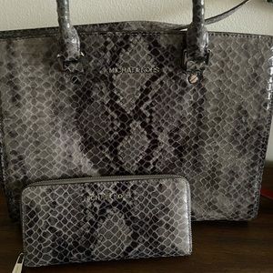 Excellent Condition, include dust bag